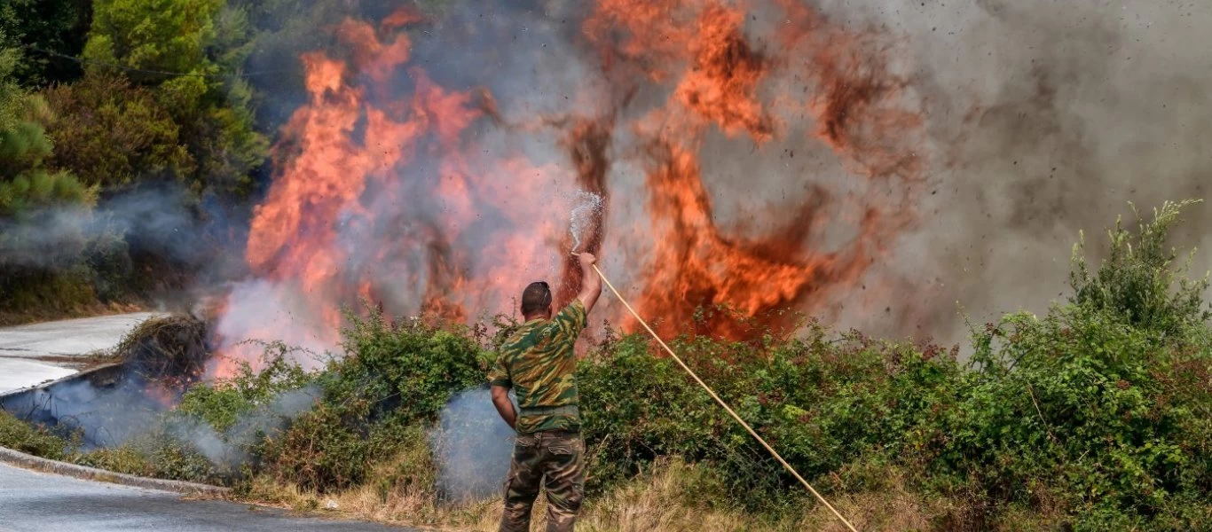 Αντιμέτωπες με αναζωπυρώσεις οι πυροσβεστικές δυνάμεις στην Ηλεία
